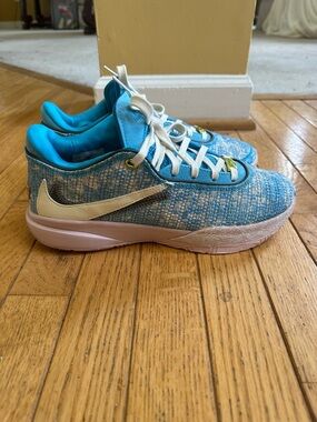 Nike LeBron 20 Size 9